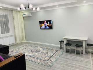 Апартаменты Потрясающая красивая 2х комнатная квартира посуточно! Алматы Апартаменты с 1 спальней-14